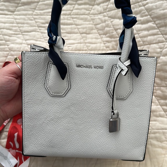 Brand new. Mini Michael Kors handbag. With 2 decorative scarfs. - Picture 2 of 5